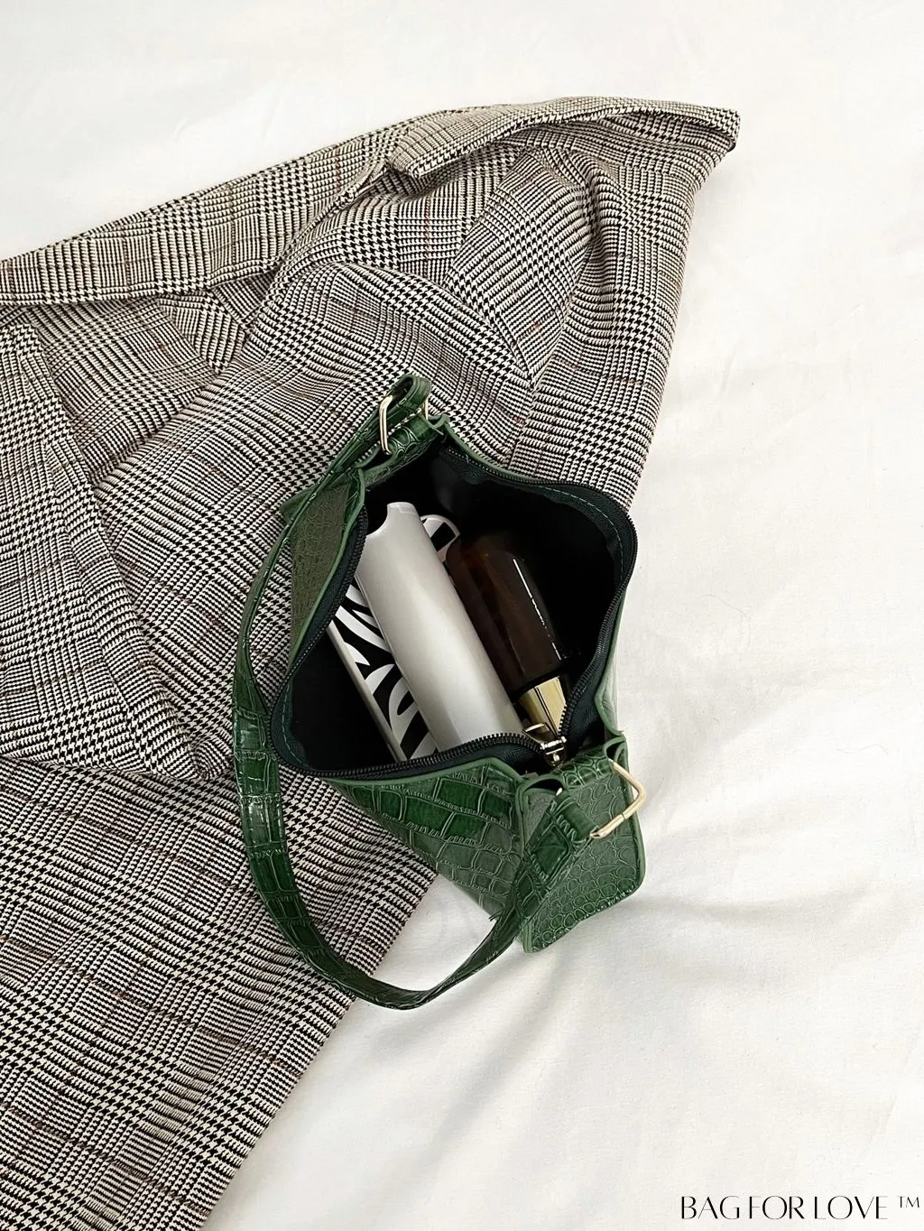 BagForLove - Croc Embossed Baguette Bag: Sleek and Minimalistic Design
