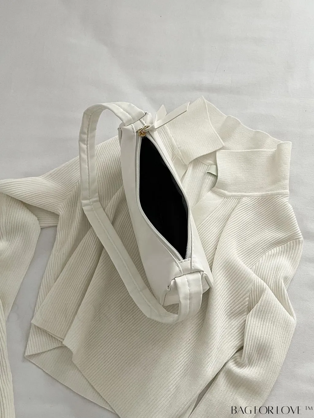 BagForLove - Sleek Shoulder Bag: A Minimalist Essential