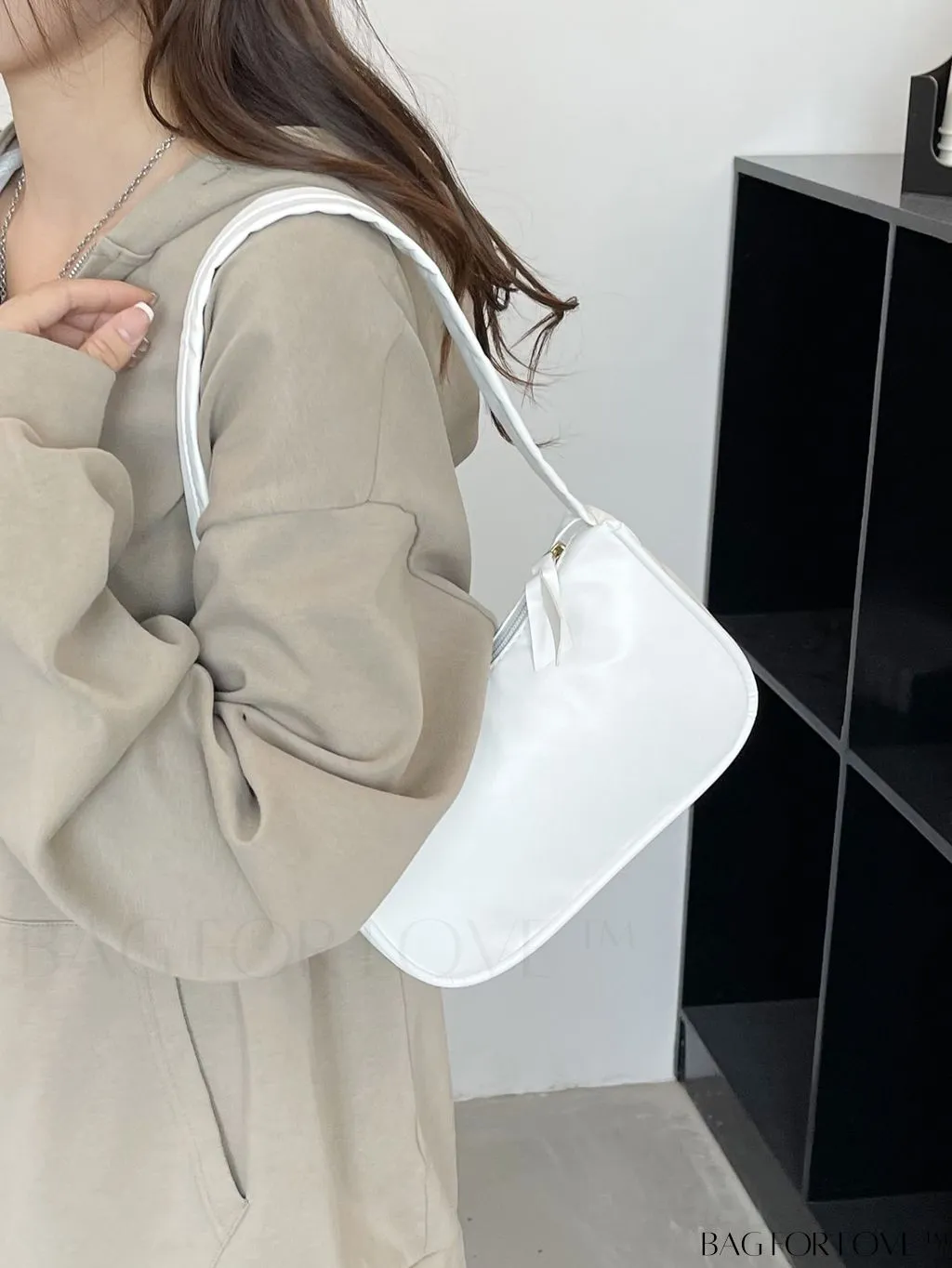 BagForLove - Sleek Shoulder Bag: A Minimalist Essential