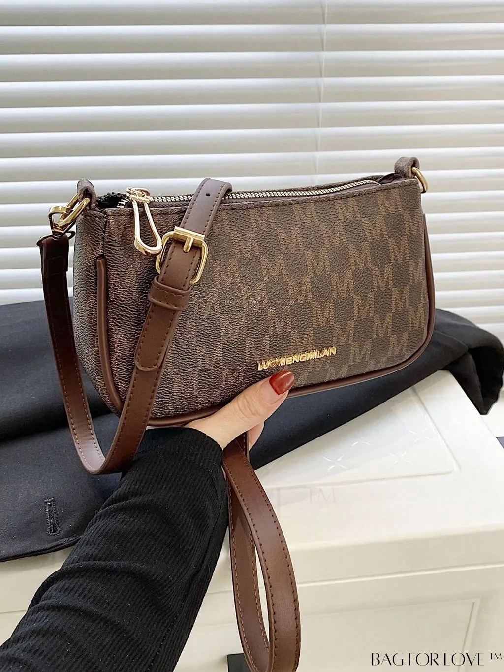 BagForLove - Sleek Slogan Baguette Bag: Effortlessly Stylish and Trend-Setting!