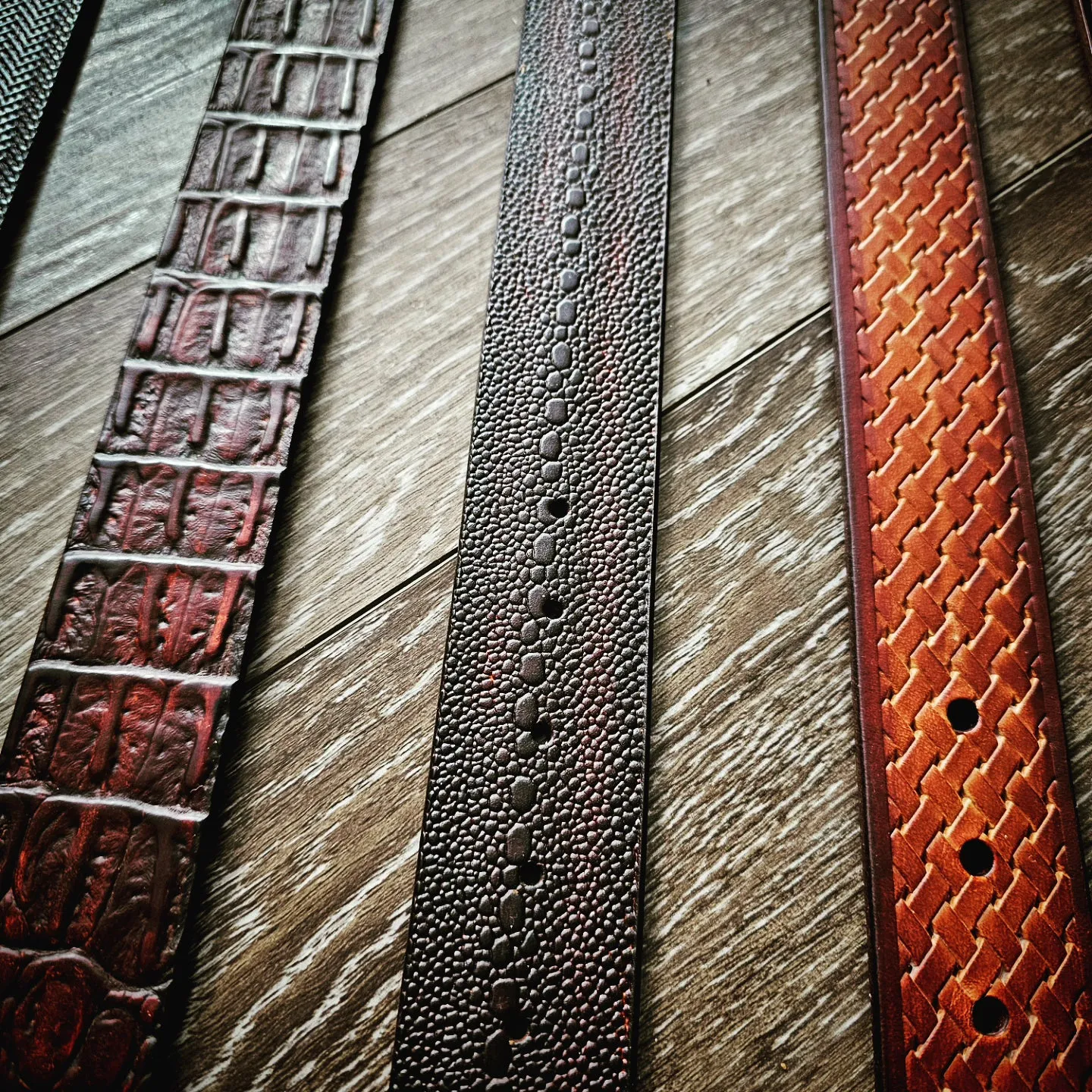 BELT LUXURY.  SOLID BRASS BUCKLE     EMBOSSED DARK REPTILE
