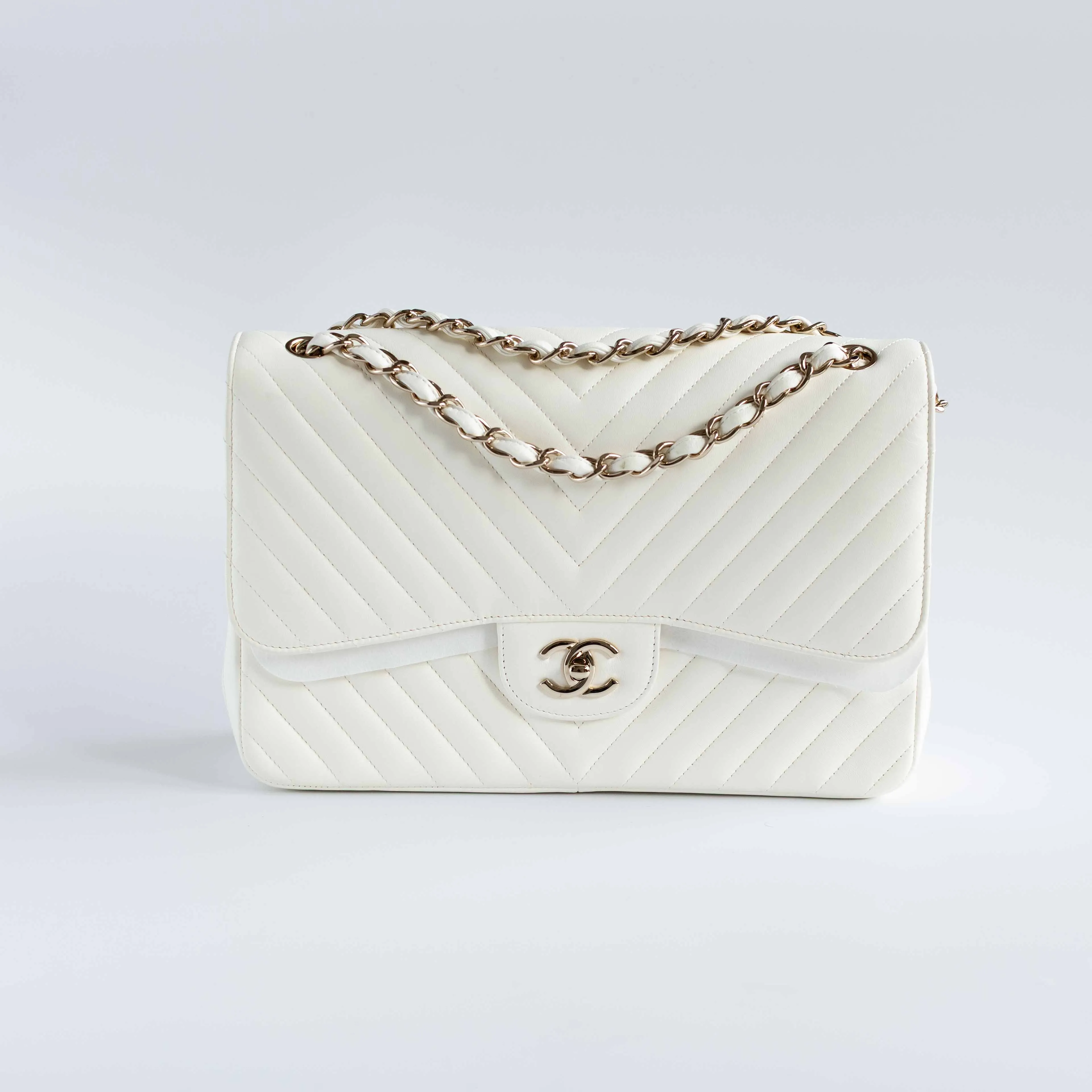 CHANEL - BAG TIMELESS JUMBO DOUBLE FLAP IN WHITE CHEVRON-QUILTED LAMBSKIN WITH LIGHT GOLD HARDWARE