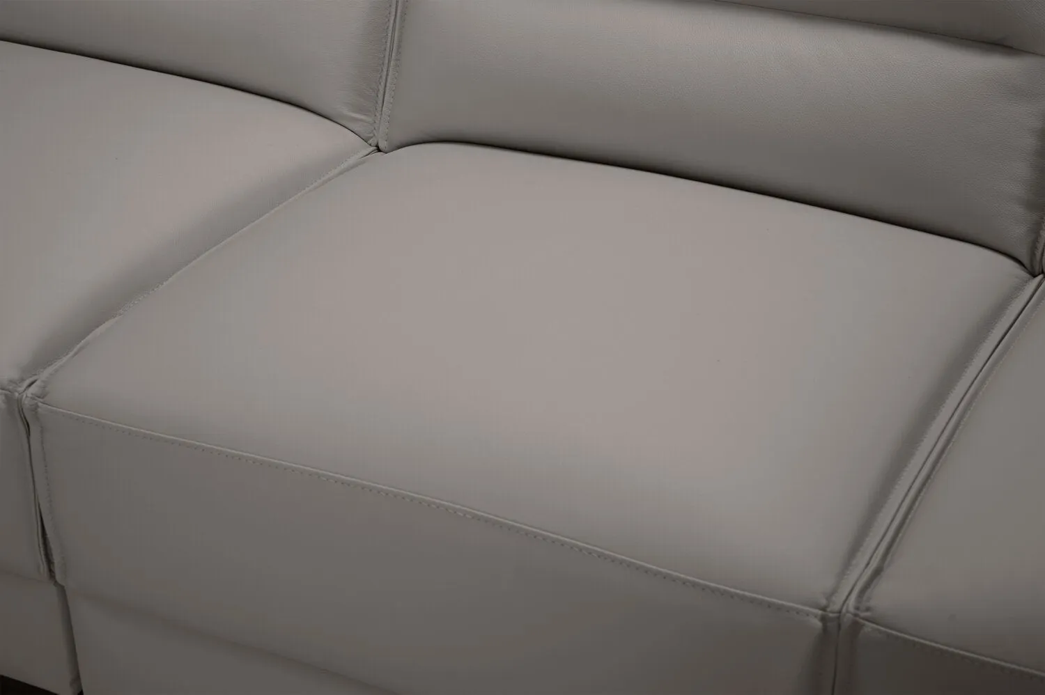 Citadel 2-Piece Left-Facing Top-Grain Genuine Leather Sectional with Wood Legs - Grey | Sofa sectionnel de gauche Citadel 2 pièces en cuir véritable de qualité supérieure avec pattes en bois - gris