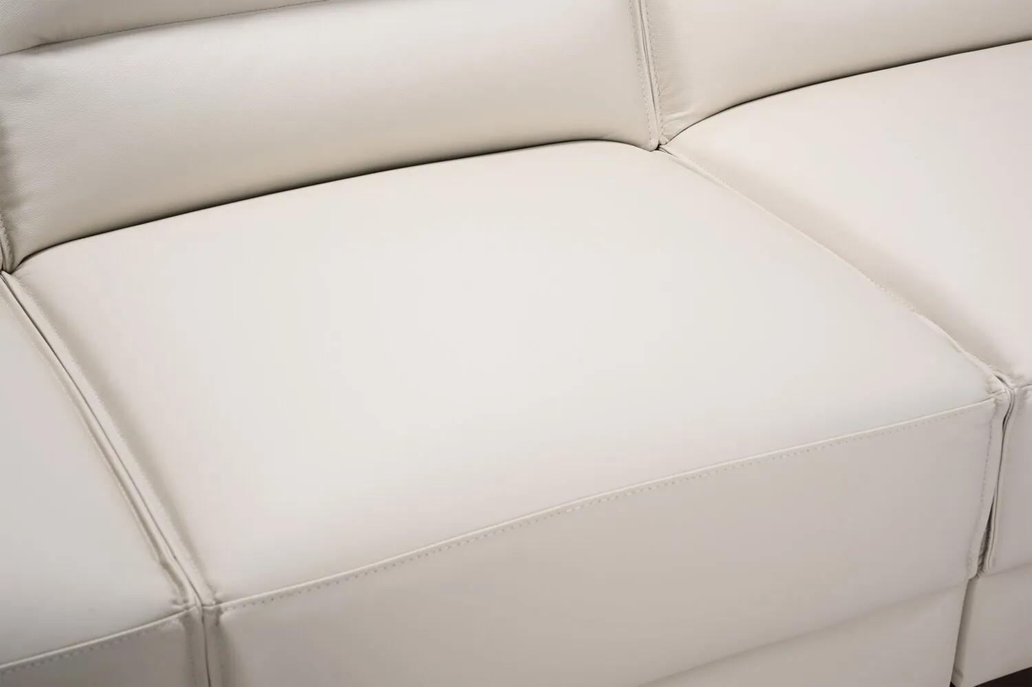 Citadel 3-Piece Right-Facing Top-Grain Genuine Leather Sectional with Wood Legs - Frost White | Sofa sectionnel de droite Citadel 3 pièces en cuir véritable de qualité supérieure avec pattes en bois - blanc givré
