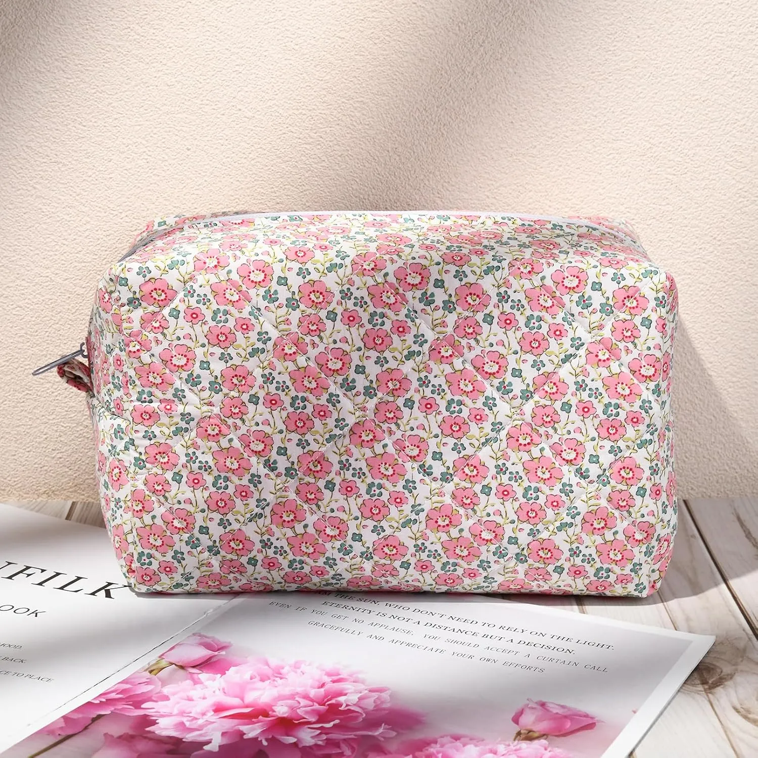 Floral Makeup Bag Quilted Cosmetic Bag Cute Puffy Coquette Makeup pouch Aesthetic Large Travel Toiletry Bag Organizer cotton Makeup Brushes Storage Bag for Women