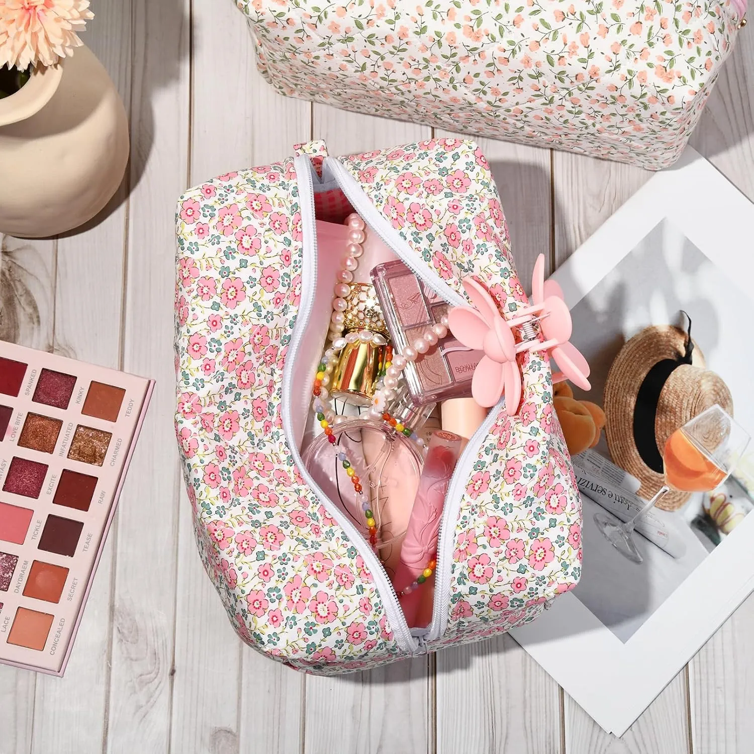 Floral Makeup Bag Quilted Cosmetic Bag Cute Puffy Coquette Makeup pouch Aesthetic Large Travel Toiletry Bag Organizer cotton Makeup Brushes Storage Bag for Women