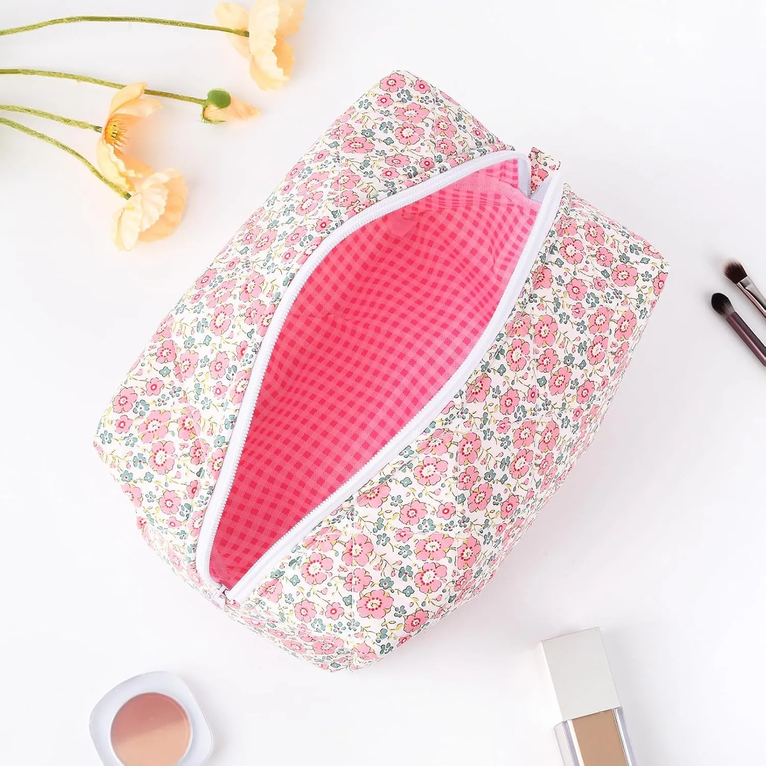 Floral Makeup Bag Quilted Cosmetic Bag Cute Puffy Coquette Makeup pouch Aesthetic Large Travel Toiletry Bag Organizer cotton Makeup Brushes Storage Bag for Women