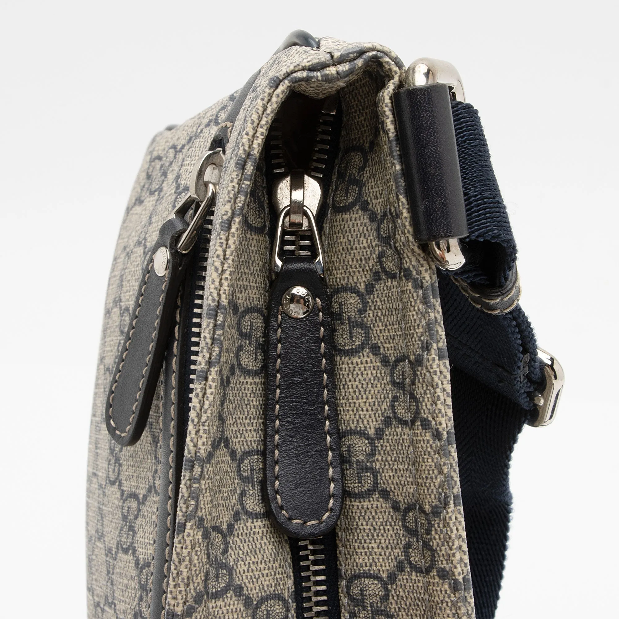 Gucci GG Canvas Flat Messenger Bag (SHF-KV7N6r)