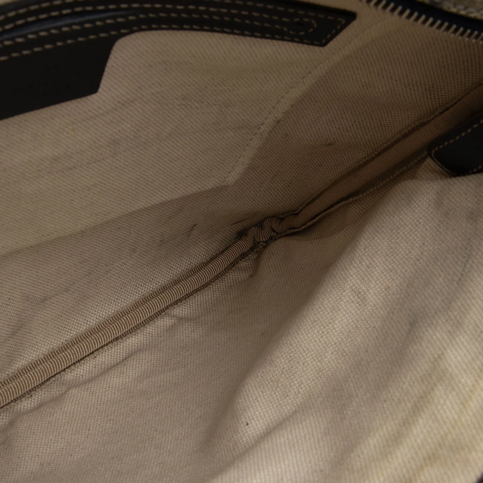 Gucci GG Canvas Flat Messenger Bag (SHF-KV7N6r)
