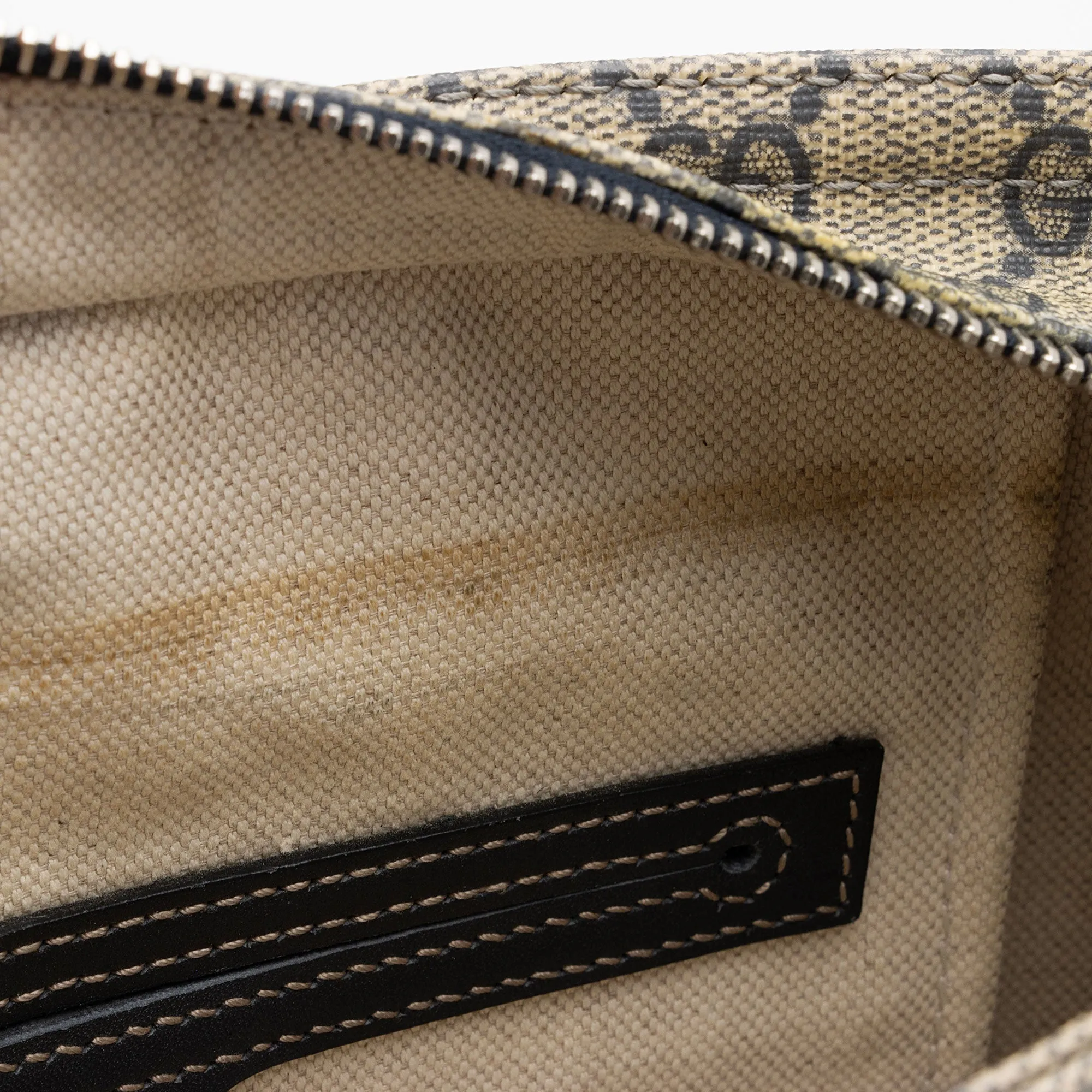 Gucci GG Canvas Flat Messenger Bag (SHF-KV7N6r)
