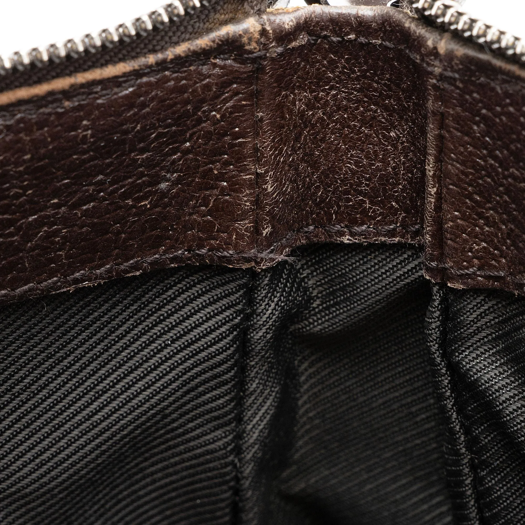 Gucci GG Canvas Medium Messenger Bag (SHF-xVfo2X)