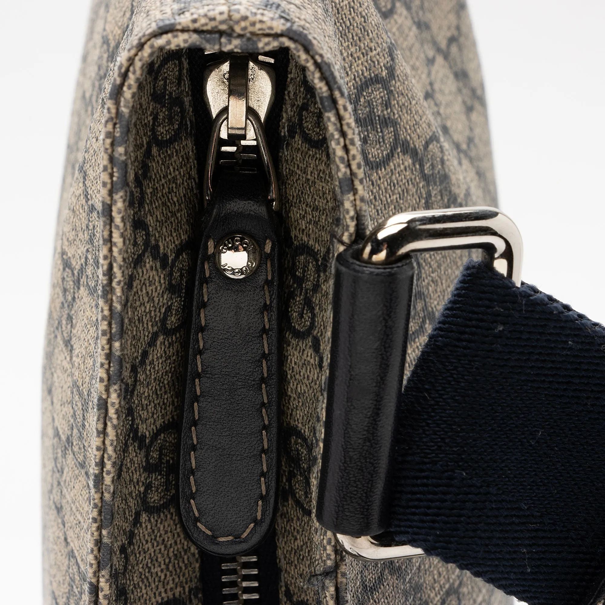 Gucci GG Supreme Classic Flat Medium Messenger Bag (SHF-rHNsr9)