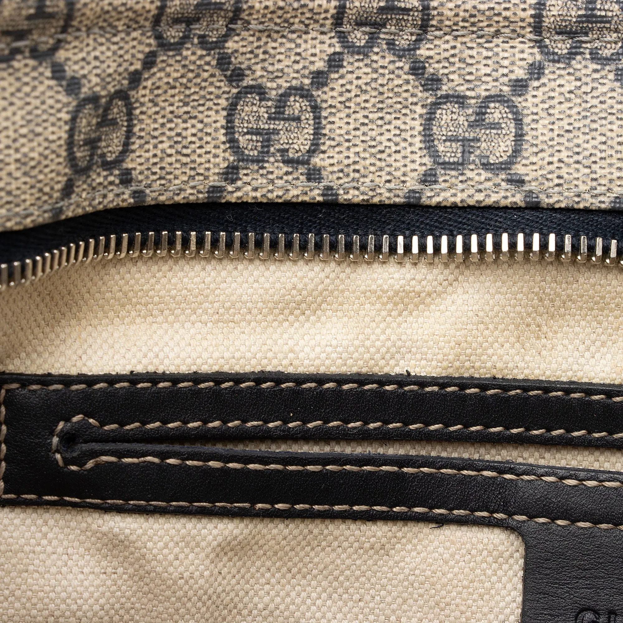 Gucci GG Supreme Classic Flat Medium Messenger Bag (SHF-rHNsr9)