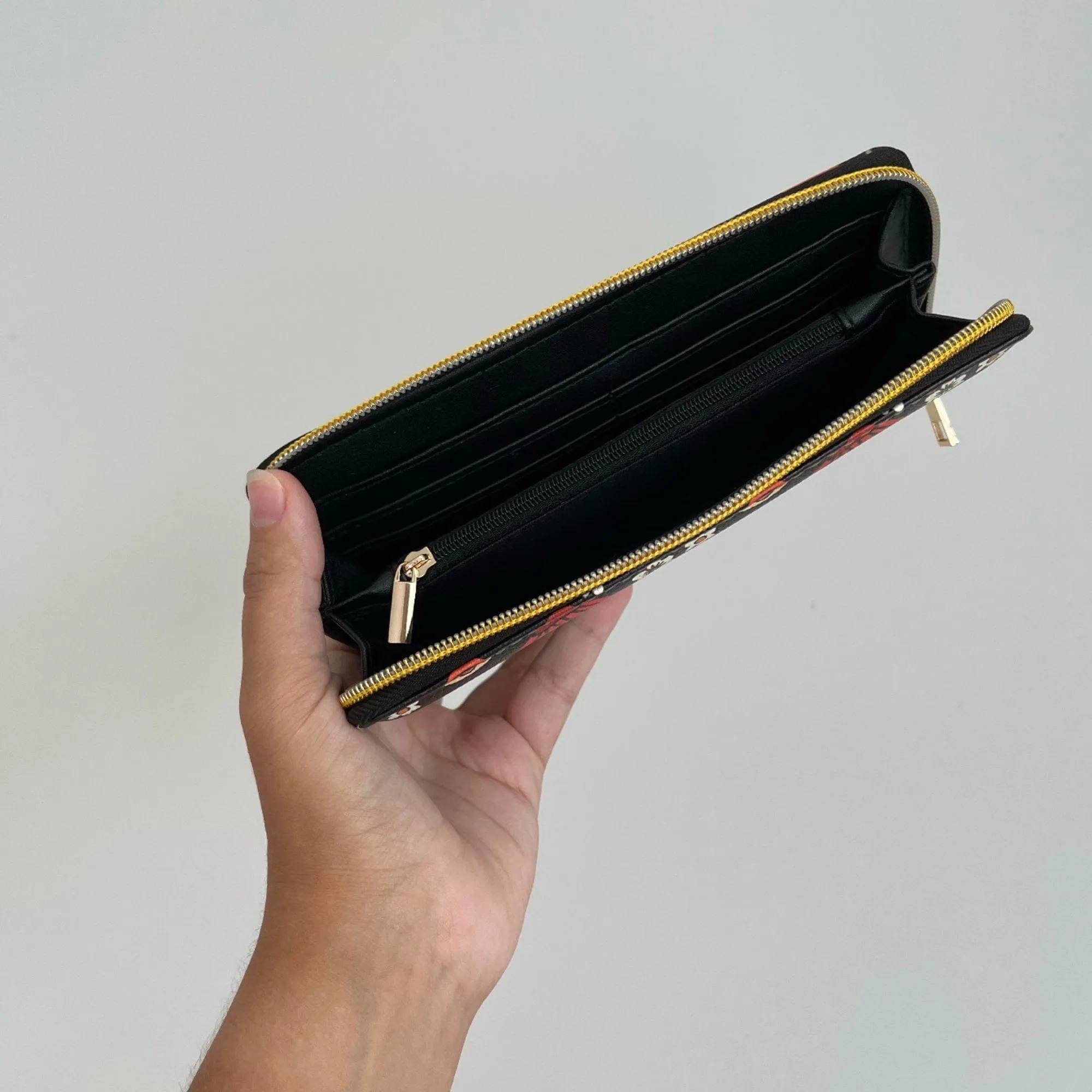 Hippie Mushroom On Black Zip-Around Wallet