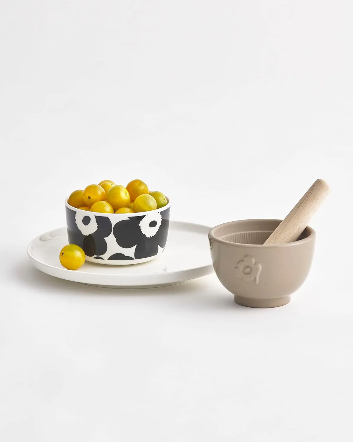 MARIMEKKO Oiva Dinner Plate — Refine Your Kitchen Décor with Our Iconic White Stoneware — Stylish & Classic White Porcelain Dinner Plates to Elevate Your Dining Experience (10-inch Diameter)