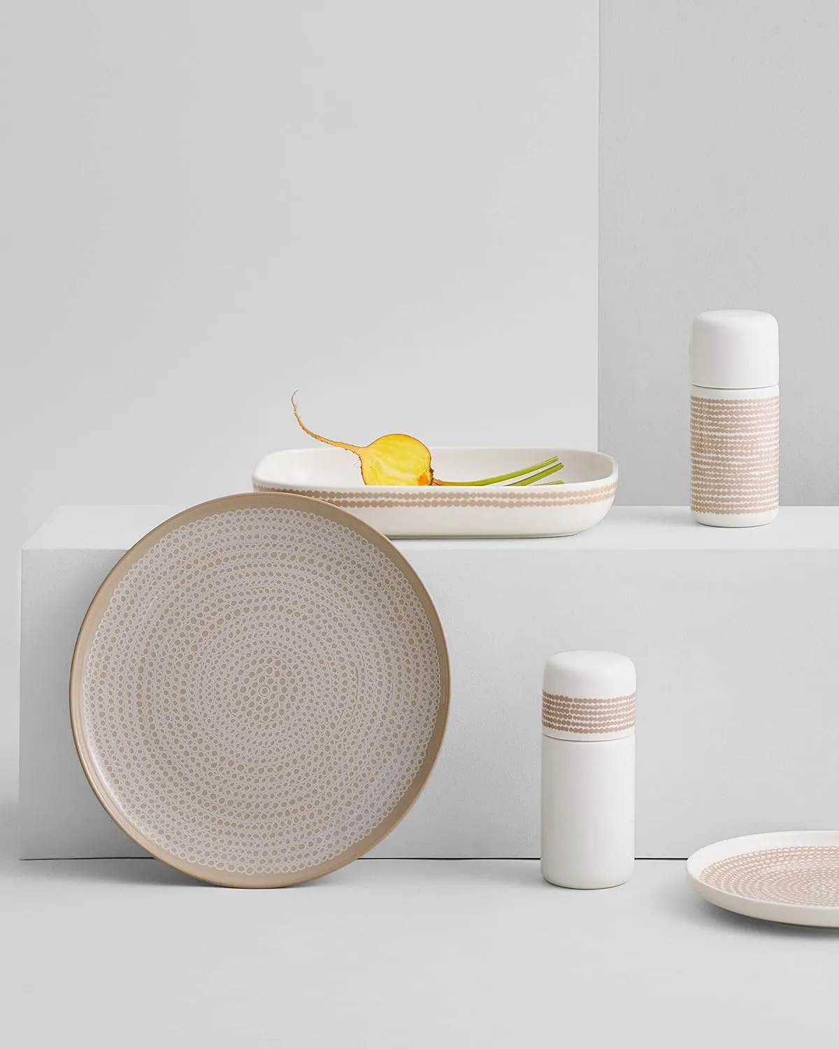 MARIMEKKO Oiva Siirtolapuutarha Dinner Plate — Refine Your Kitchen Décor with Our Iconic Beige & White Stoneware — Stylish White Porcelain Dinner Plates to Elevate Your Dining Experience (10 in)